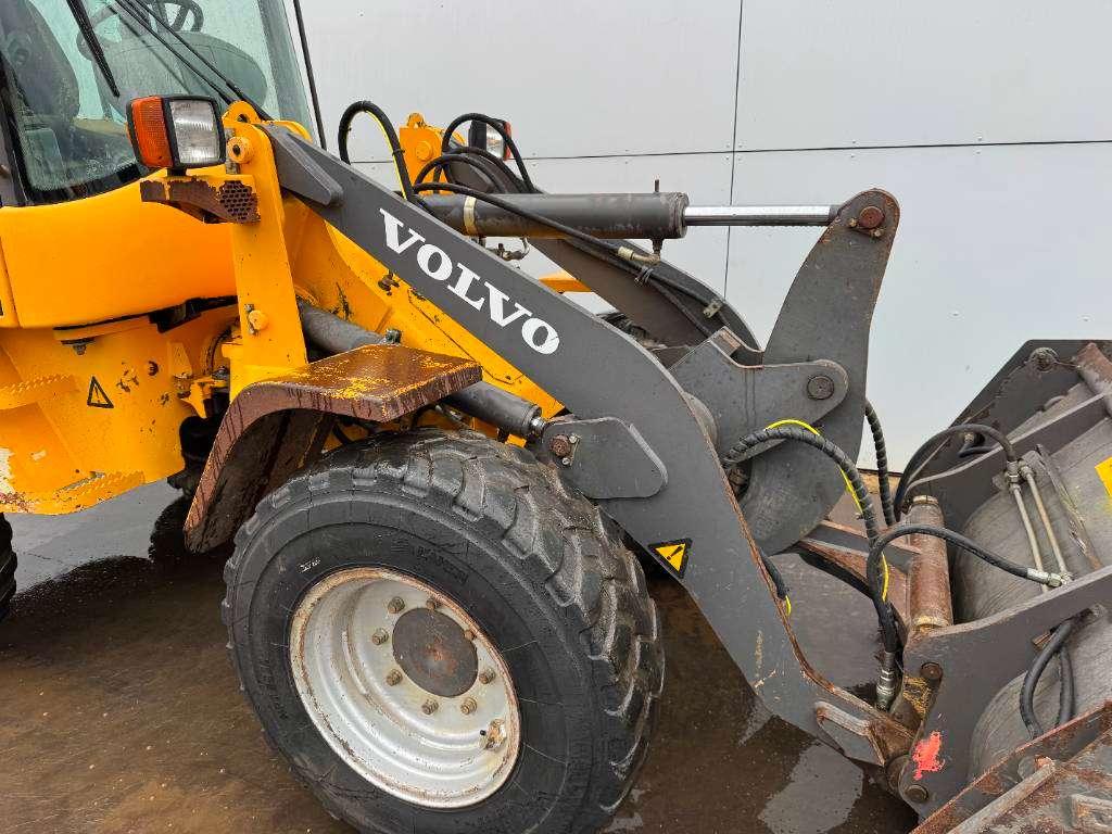 Volvo L30B - Bucket + Forks / Quick Coupler Photo 21