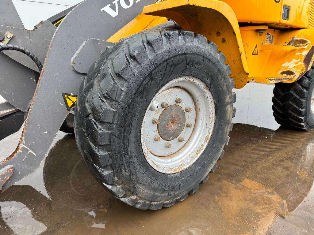 Volvo L30B - Bucket + Forks / Quick Coupler Photo 24