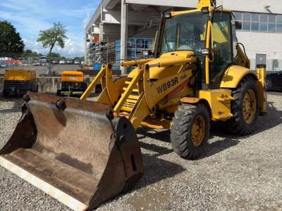 Komatsu WB93R-2 Photo 1