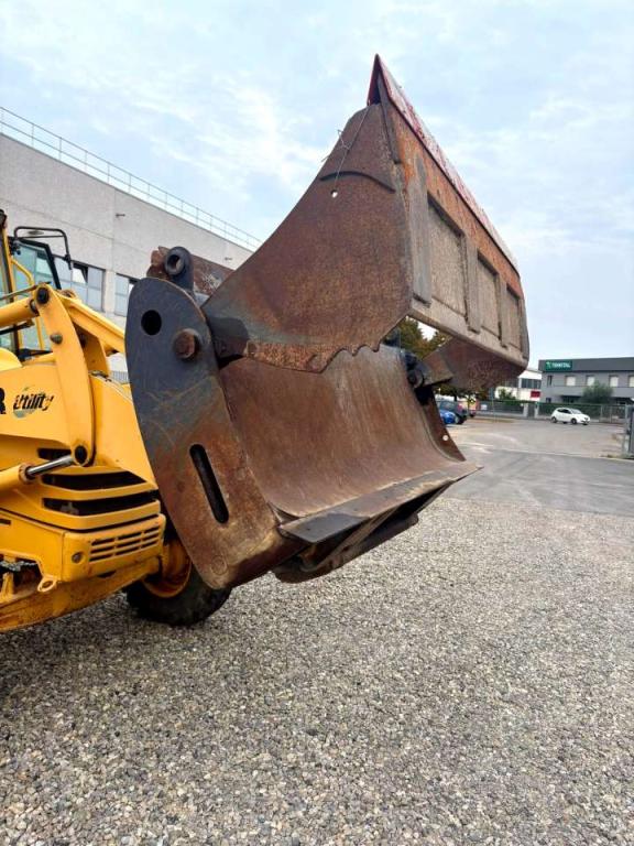 Komatsu WB93R-2 Photo 8
