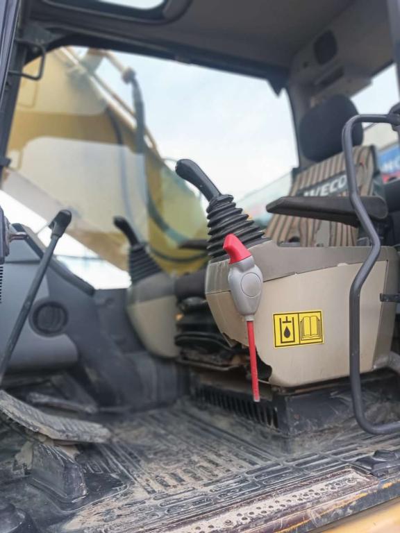 Komatsu PC 210-8 Photo 6