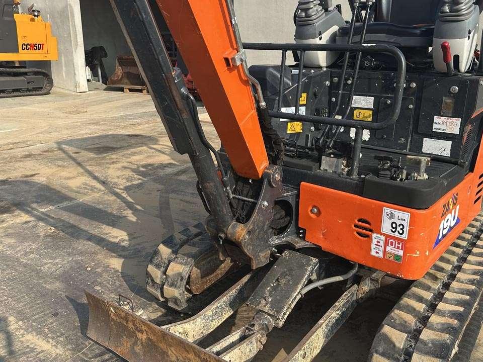 Hitachi ZX19U-6 YRL Photo 9