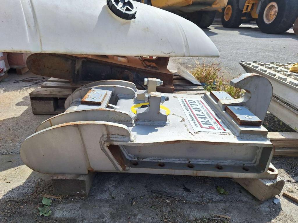 S2 for 25-32 ton excavators Attachment plate Photo 4