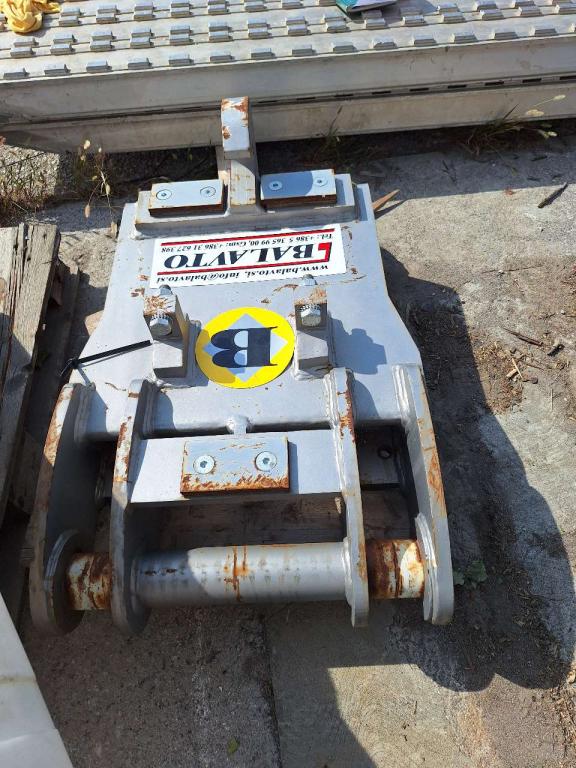 S2 for 25-32 ton excavators Attachment plate Photo 6