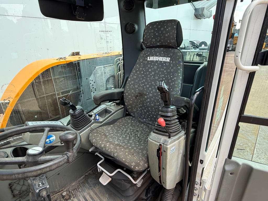 Liebherr A910 - Blade / Auto Greasing / Quick Coupler Photo 8