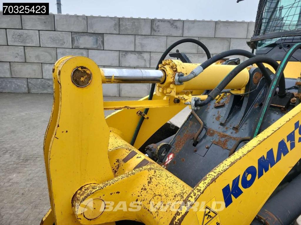 Komatsu WA320-6 Photo 16