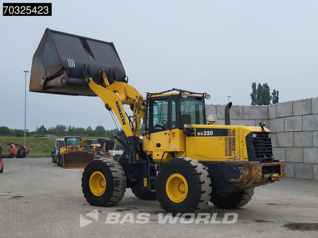 Komatsu WA320-6 Photo 3