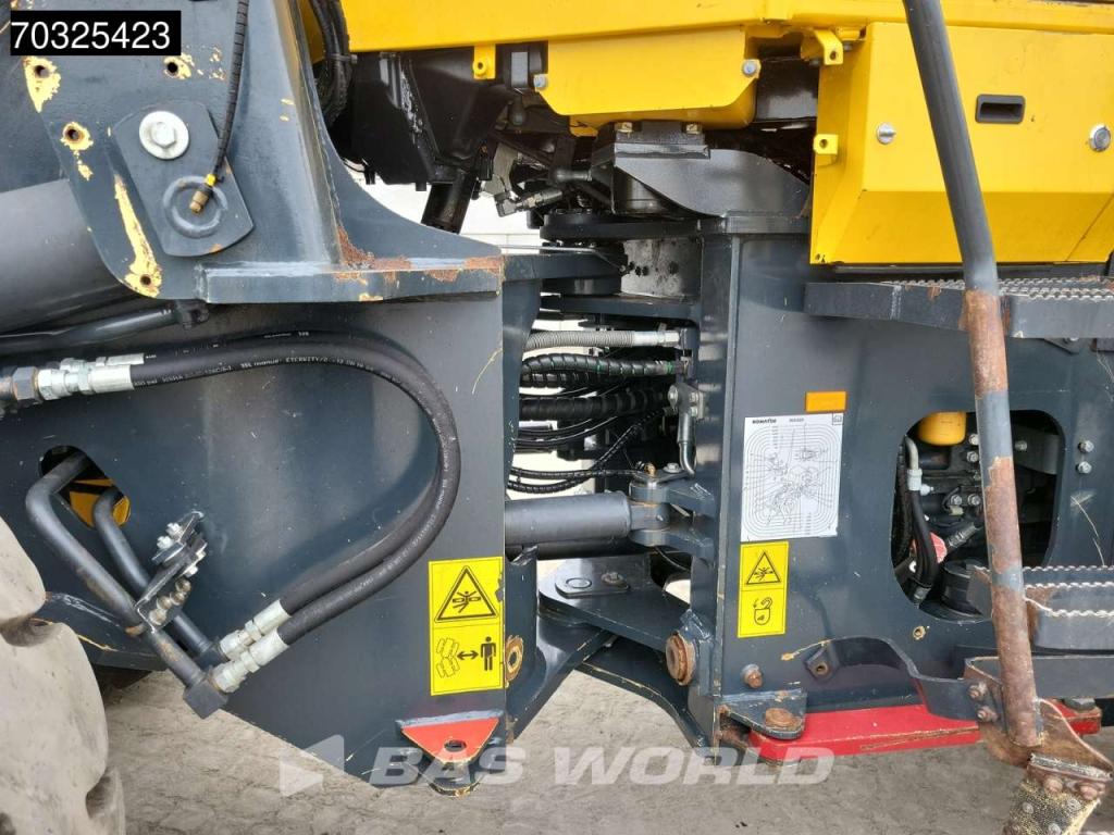 Komatsu WA320-6 Photo 30