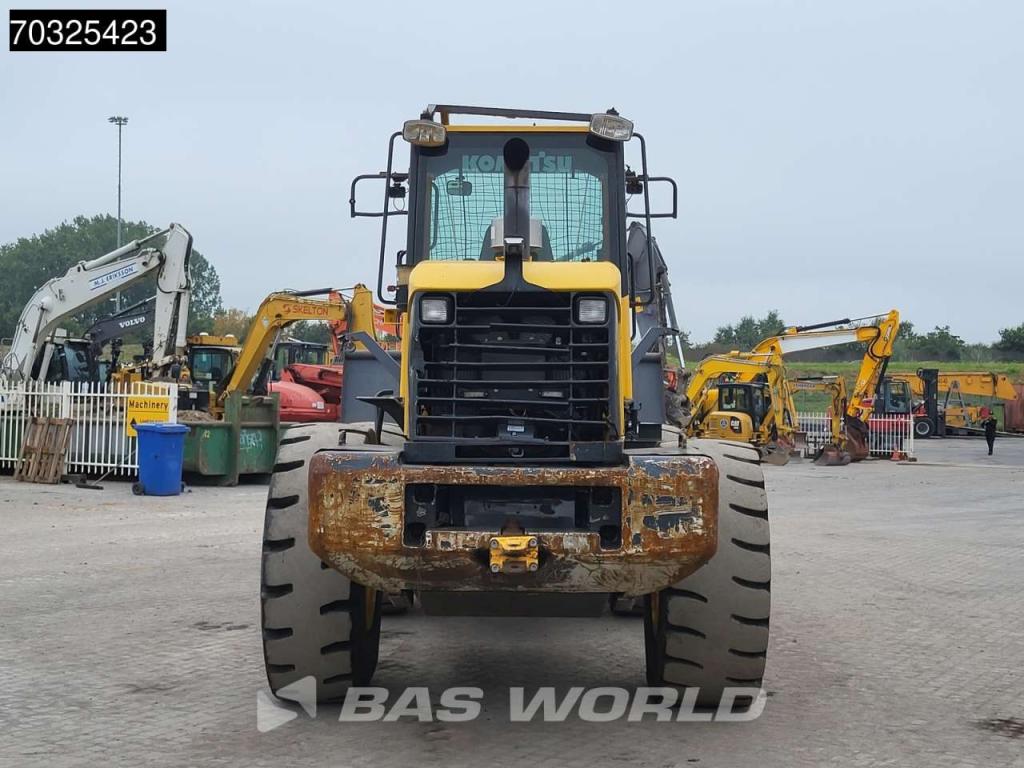 Komatsu WA320-6 Photo 8