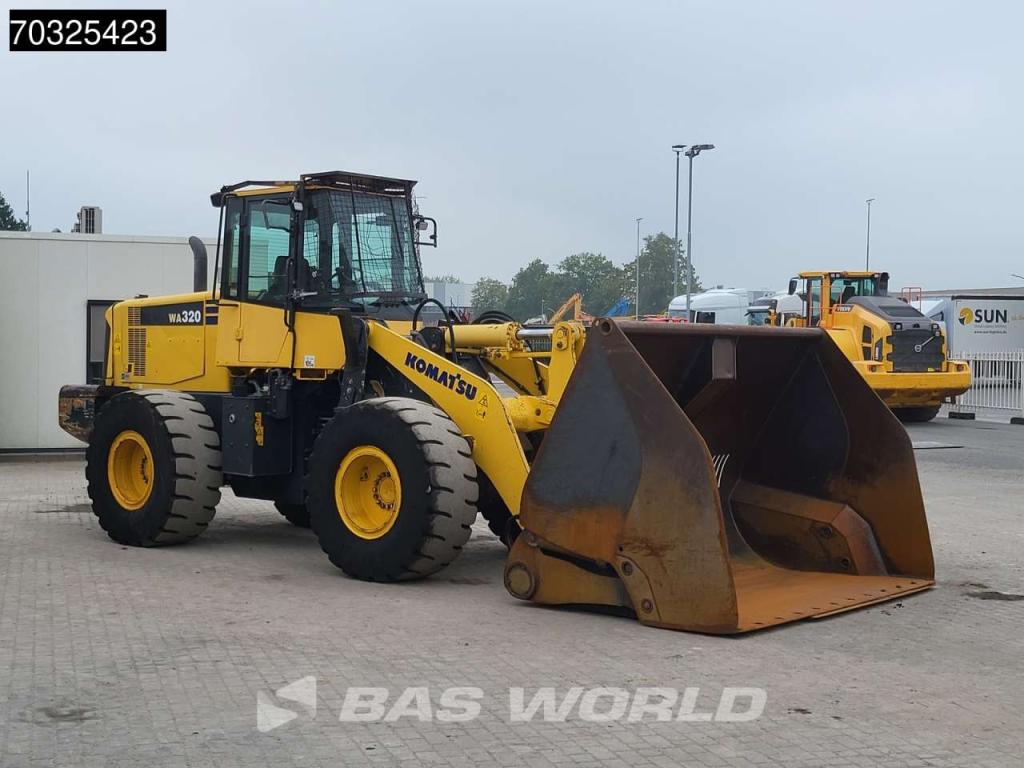 Komatsu WA320-6 Photo 9