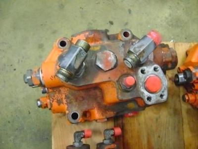 Distributeur hydraulique pour Fiat Hitachi W 270 en vente par PRV Ricambi Srl