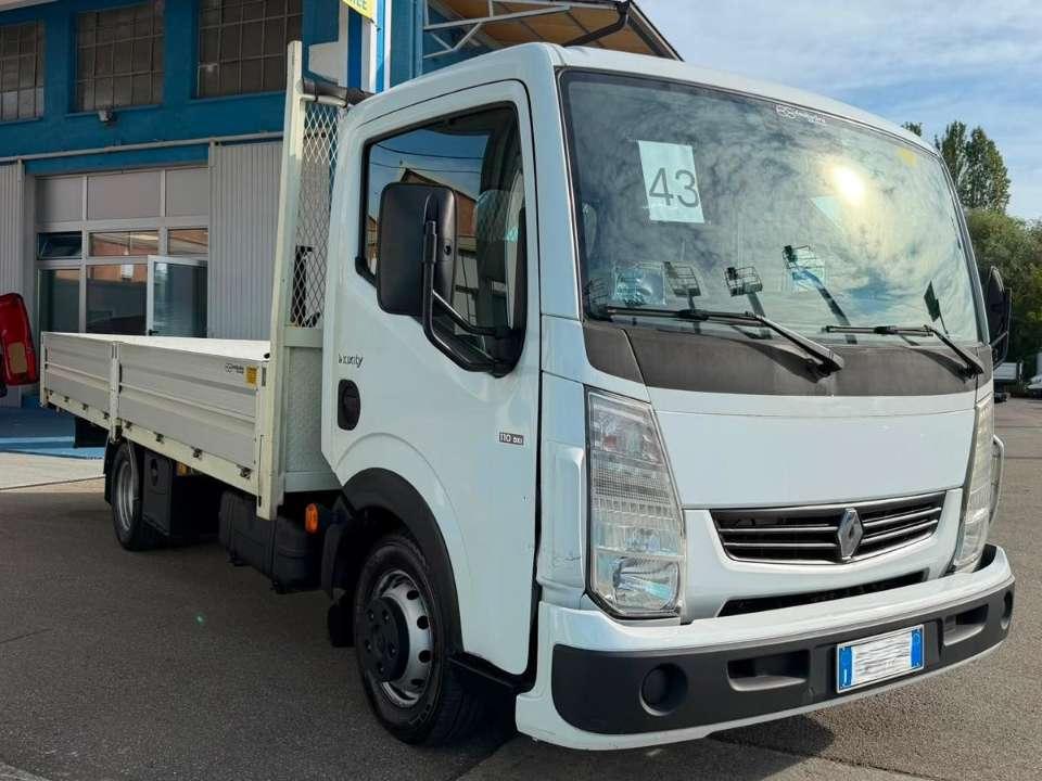 Renault Maxity Photo 2