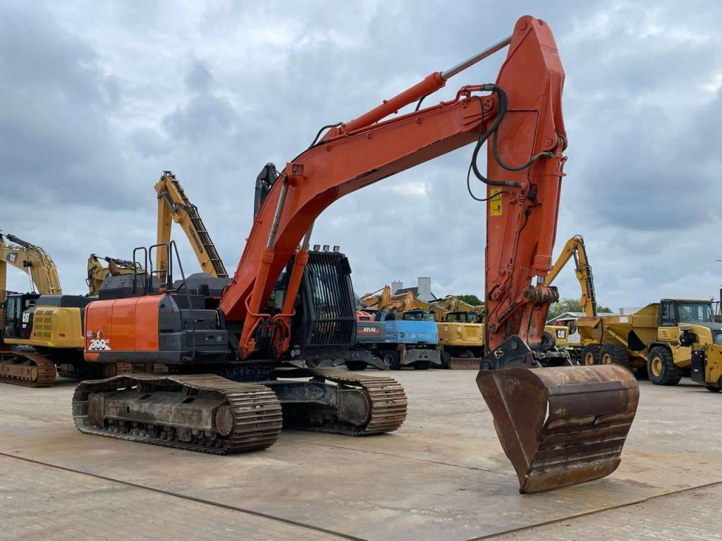 Hitachi ZX300-6 Photo 8