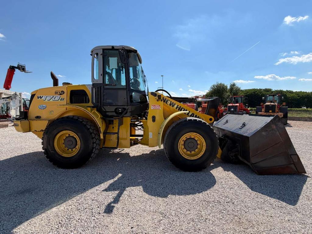 New Holland W170B Photo 4