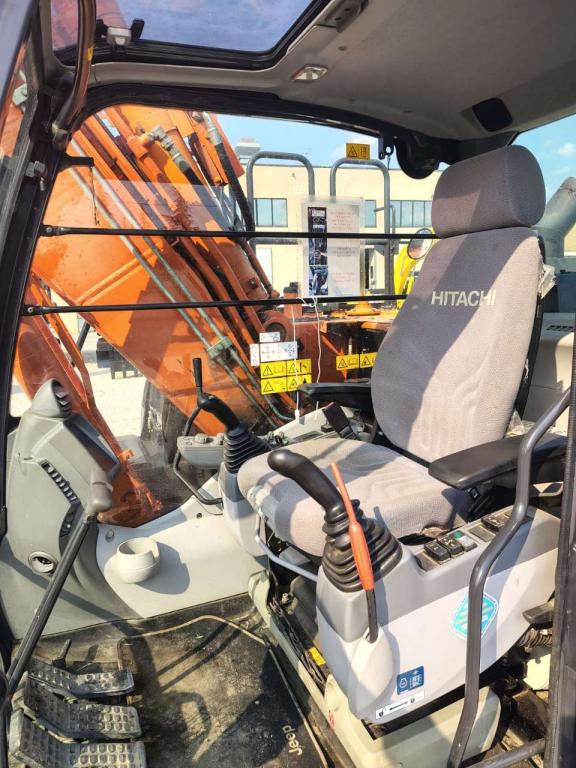 Hitachi ZX 130-6 Photo 25