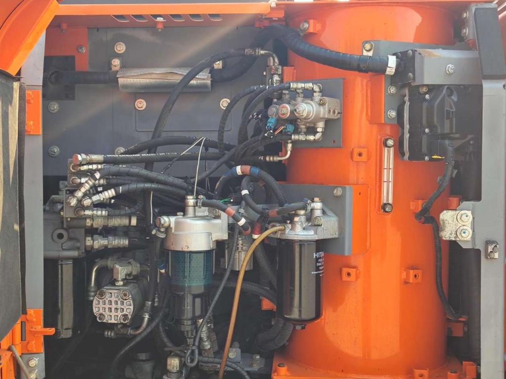 Hitachi ZX 130-6 Photo 9