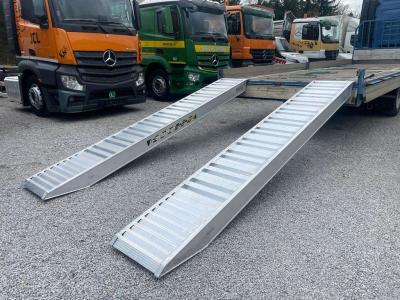 Coppia di rampe in alluminio Lunghezza 4.500 mm - Portata 8.950 kg en vente par Progetto Rampe