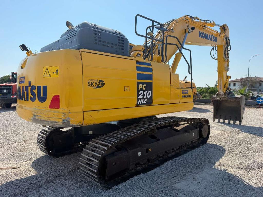 Komatsu PC210-11E0 Photo 3