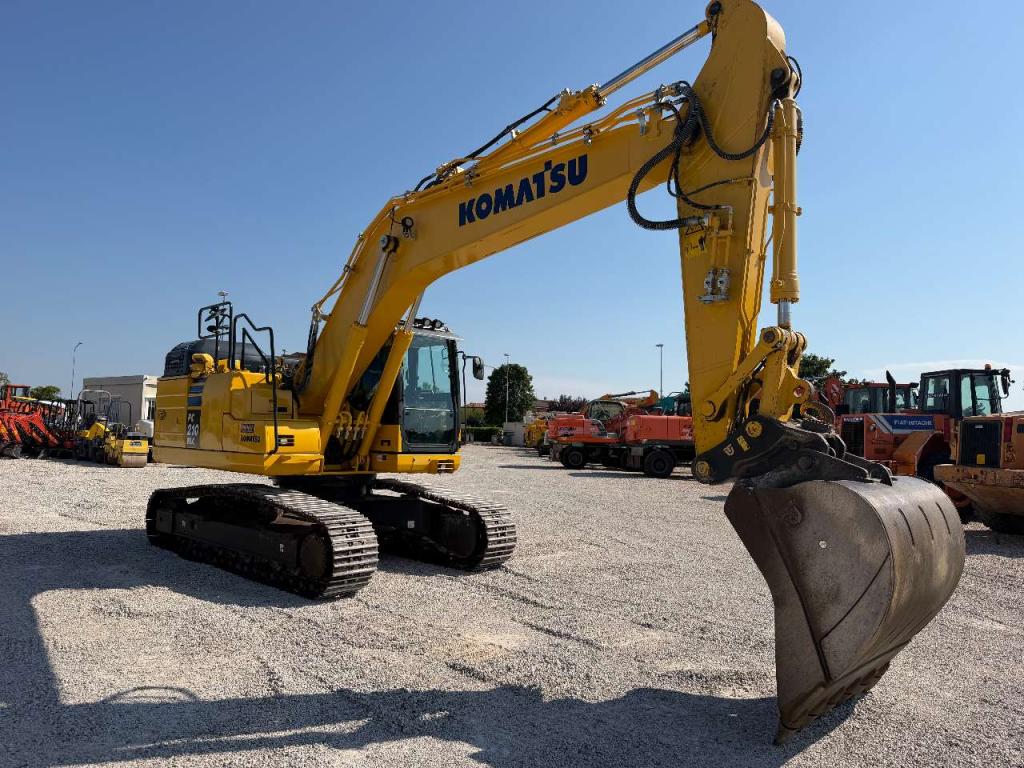 Komatsu PC210-11E0 Photo 5