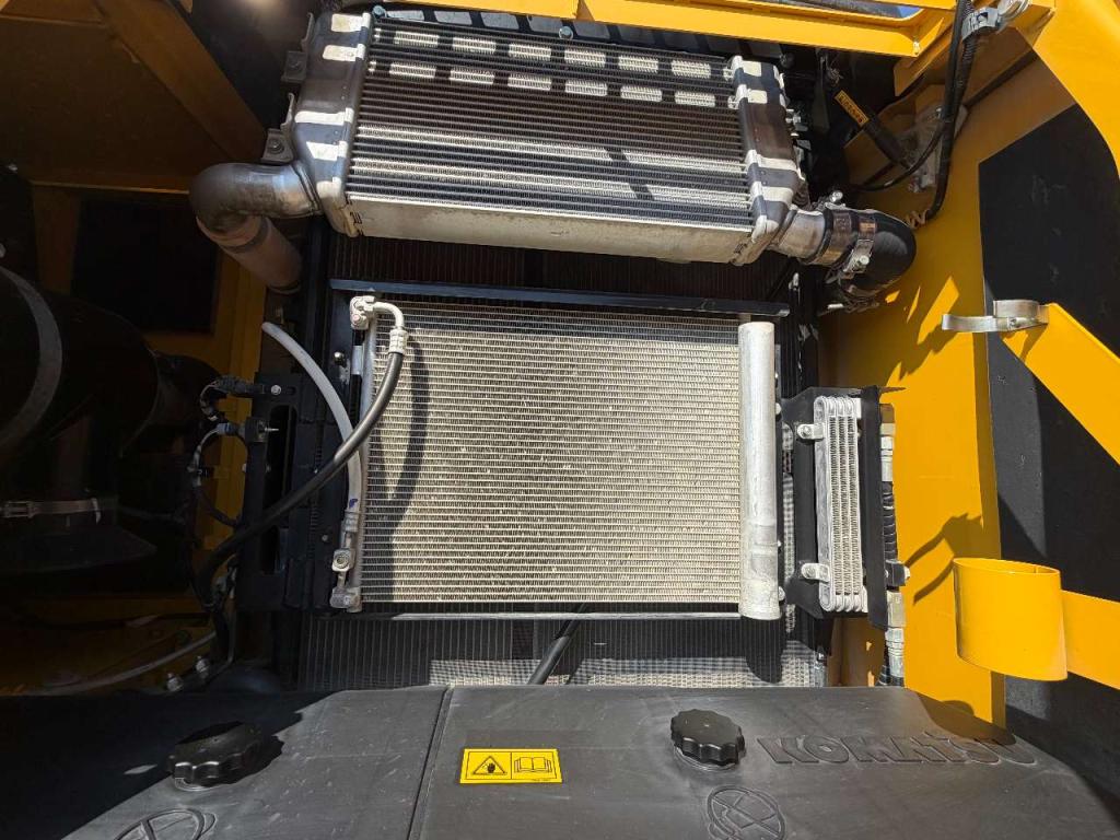 Komatsu PC210-11E0 Photo 9