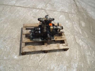 Distributeur hydraulique pour Fiat Hitachi W130 en vente par OLM 90 Srl