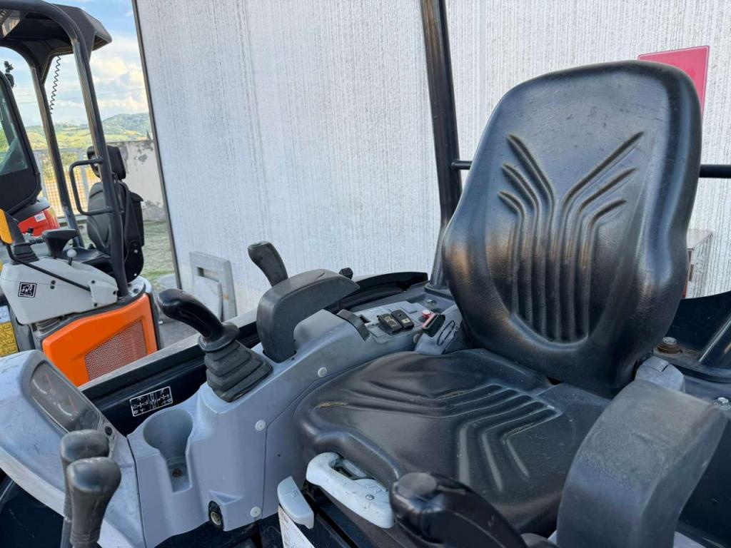 Kubota U27 Photo 3