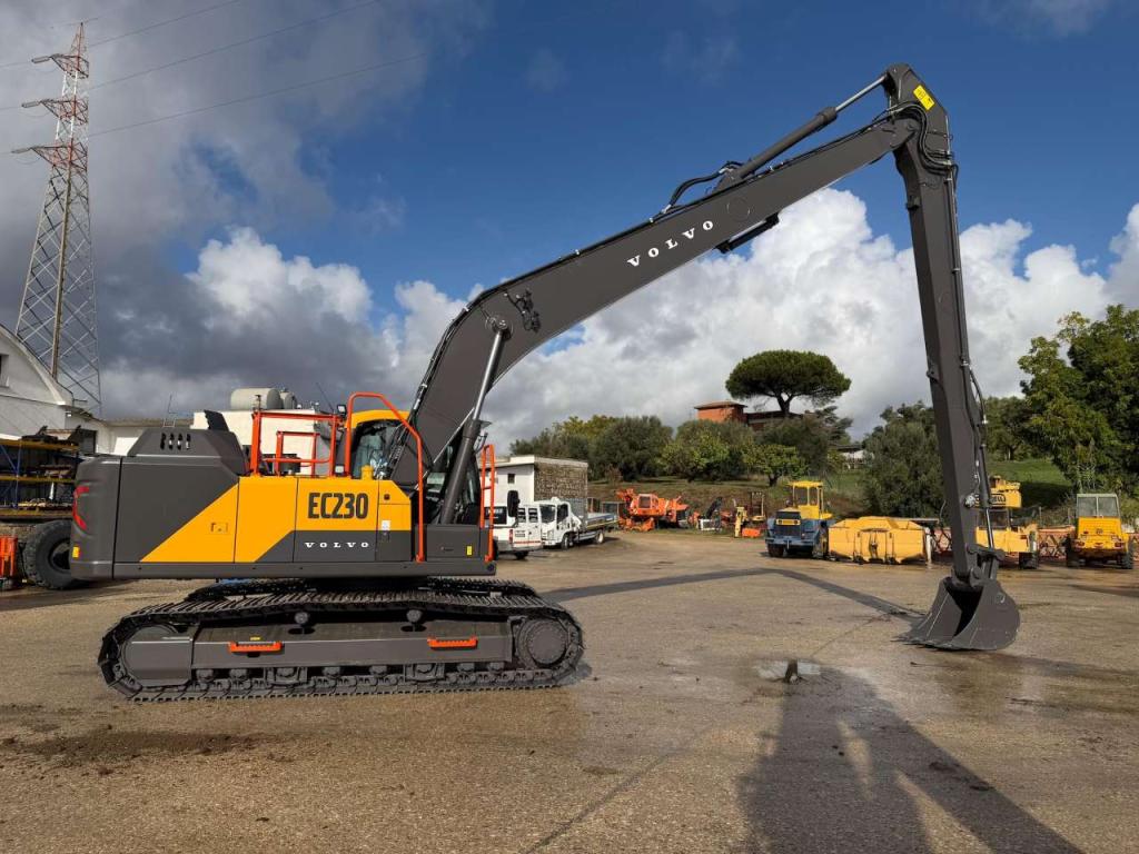 Volvo EC230F-LR Photo 2