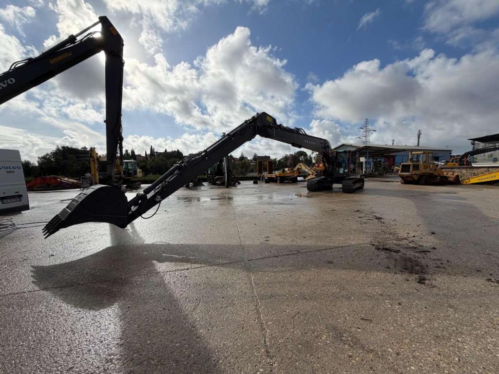 Volvo EC230F-LR Photo 3