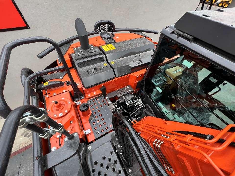 Hitachi ZX135US-7 Photo 16