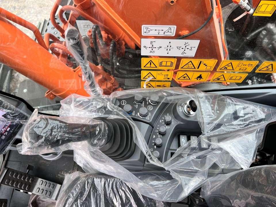 Hitachi ZX135US-7 Photo 8