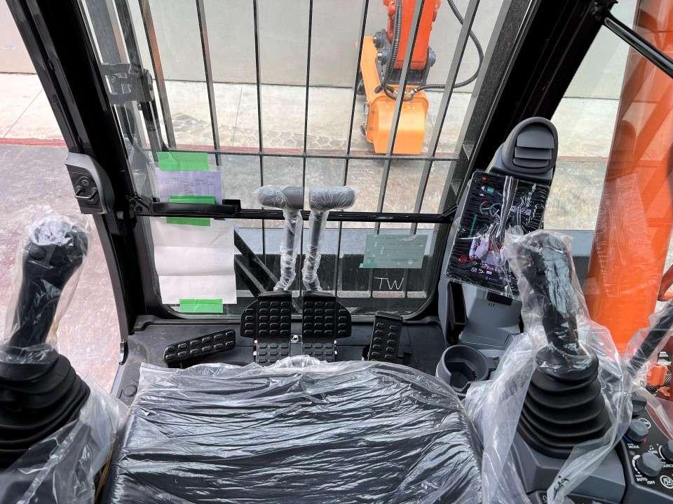 Hitachi ZX135US-7 Photo 9