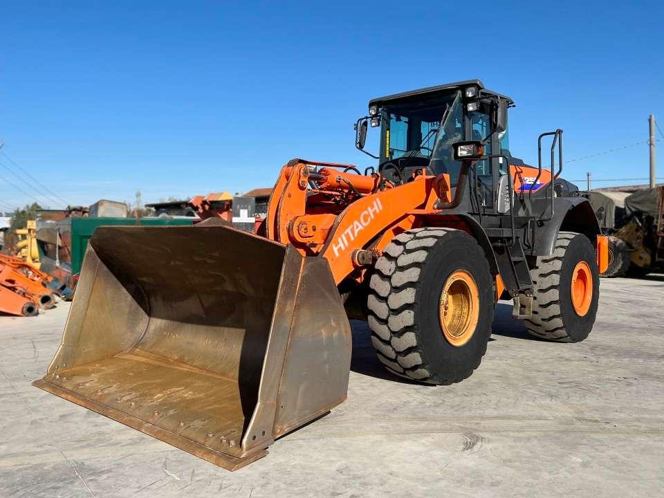 Hitachi ZW250-6 Photo 1