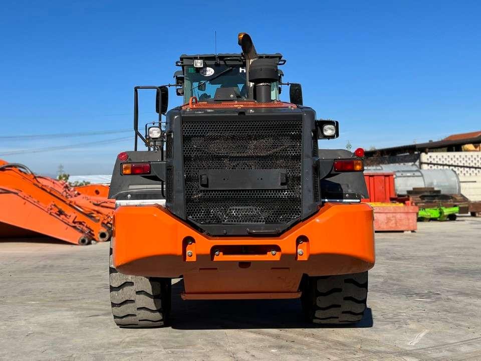 Hitachi ZW250-6 Photo 12