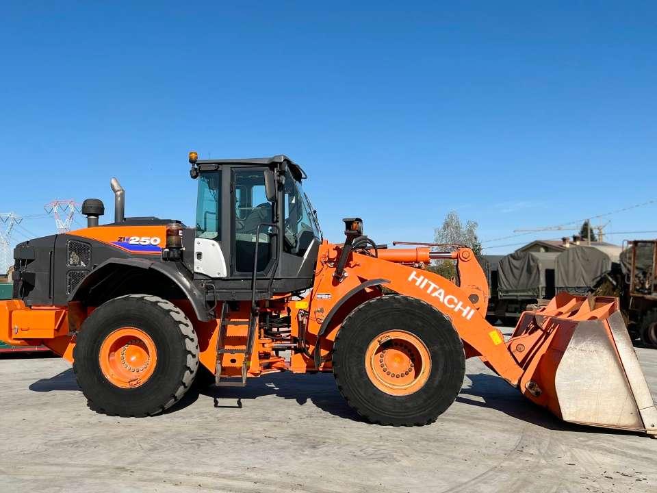 Hitachi ZW250-6 Photo 14