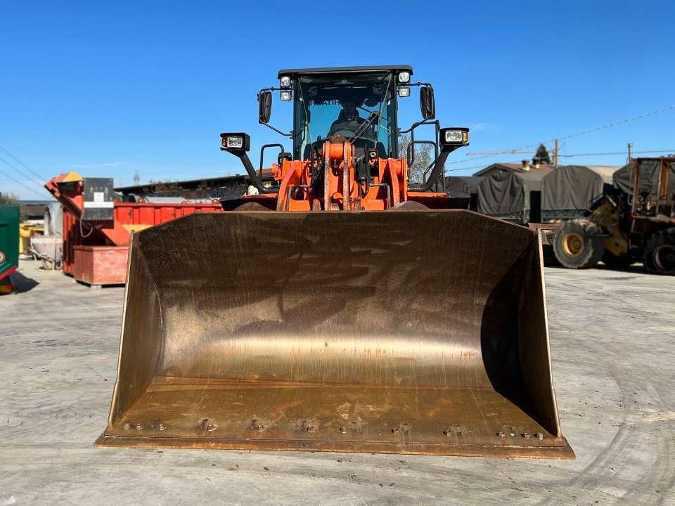 Hitachi ZW250-6 Photo 15