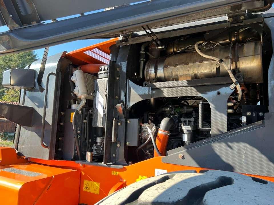 Hitachi ZW250-6 Photo 16