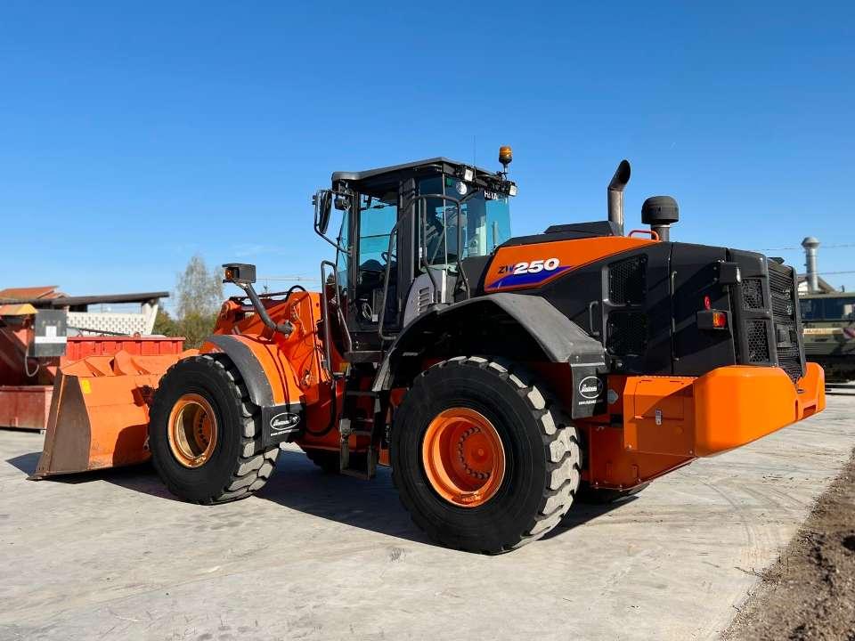 Hitachi ZW250-6 Photo 3