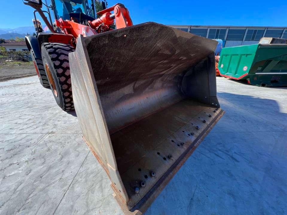 Hitachi ZW250-6 Photo 9