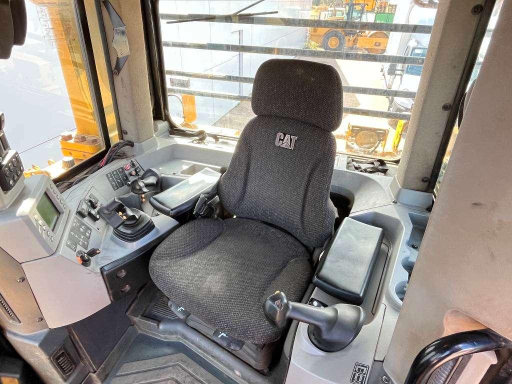 Caterpillar D8T - Ripper / German Machine Photo 8