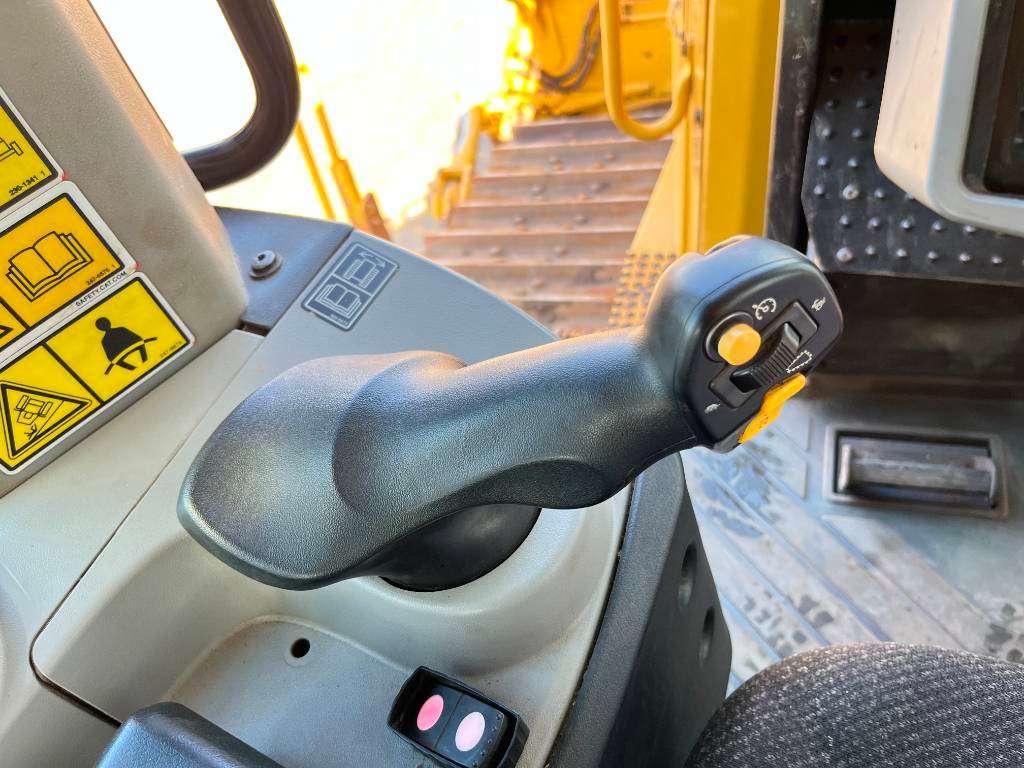 Caterpillar D8T - Ripper / German Machine Photo 9