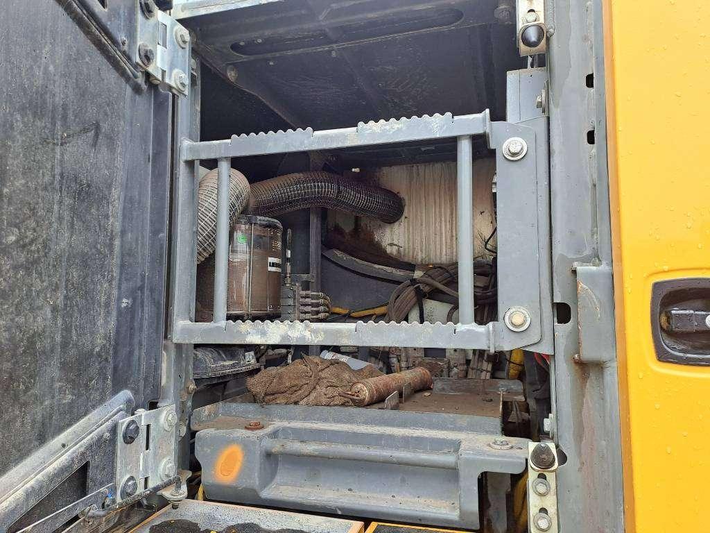 Liebherr R 946 LC Photo 20