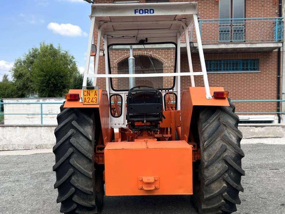 Ford 5600 4X2 Photo 11