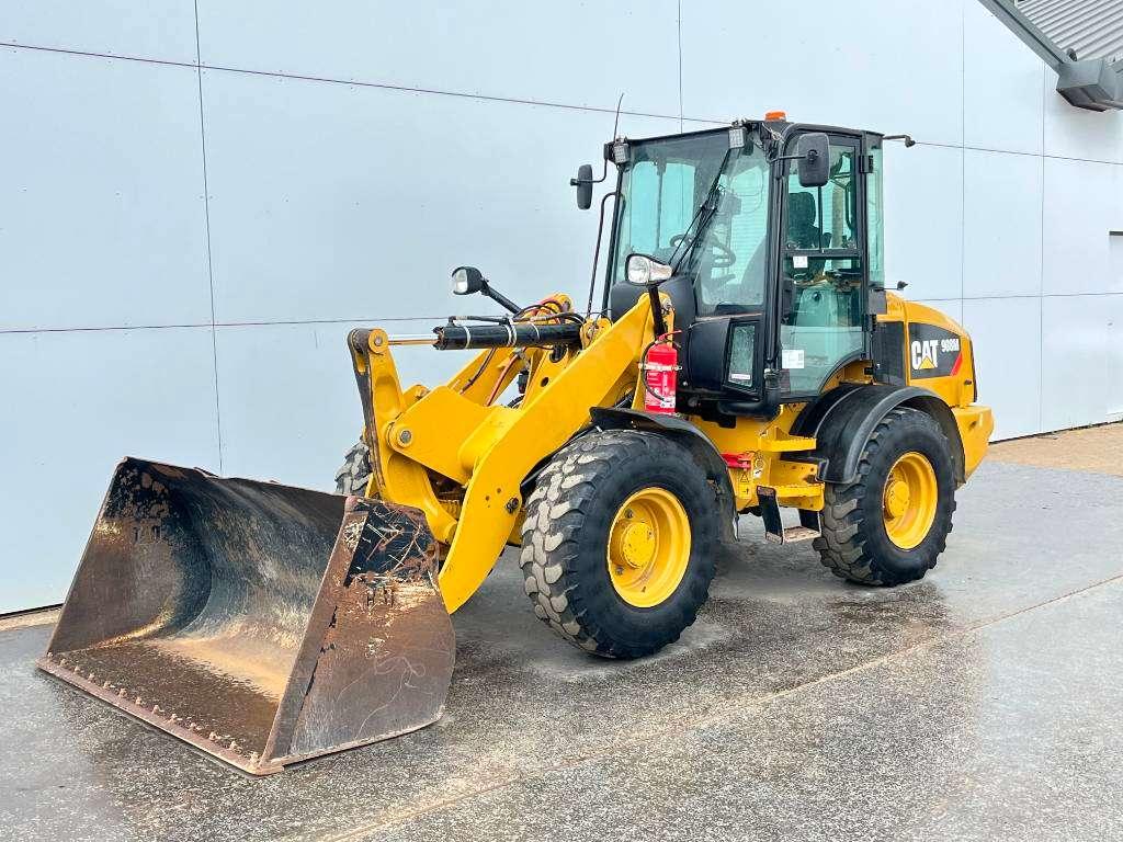 Caterpillar 908M - Bucket + Forks / Automatic Greasing Photo 2