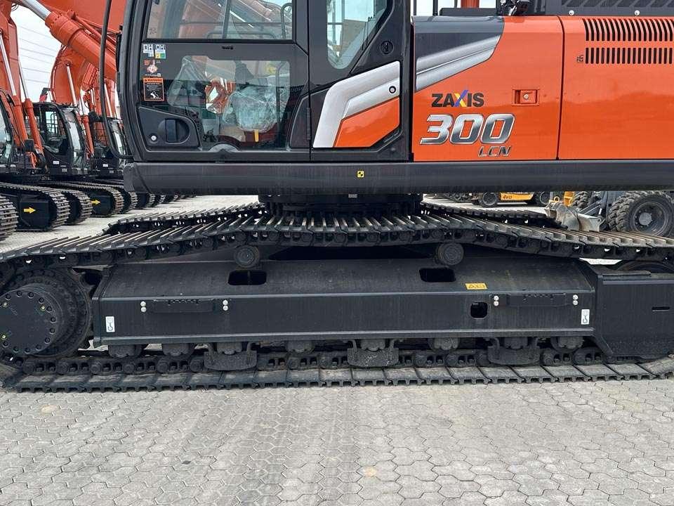 Hitachi ZX300LCN-7 Photo 7