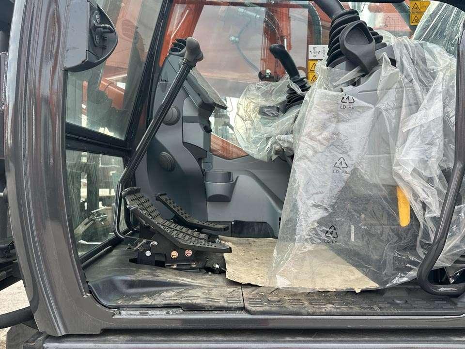Hitachi ZX225USLC-7 Photo 15