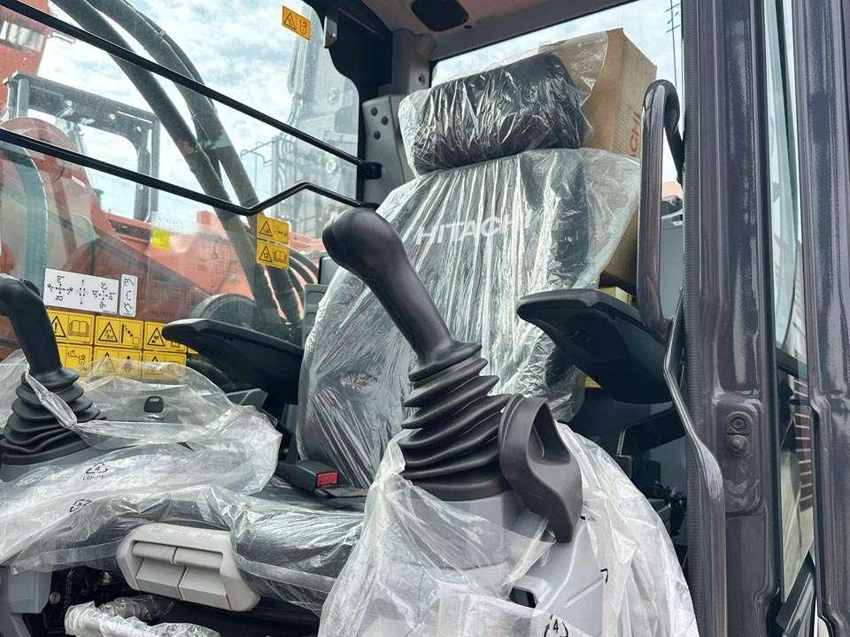 Hitachi ZX225USLC-7 Photo 16