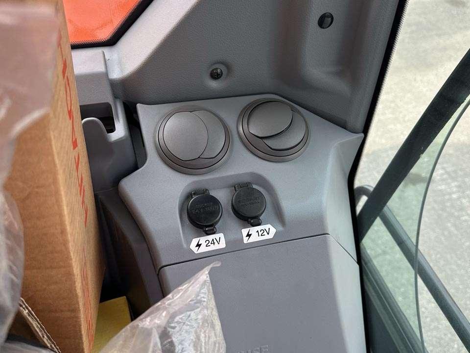 Hitachi ZX225USLC-7 Photo 19