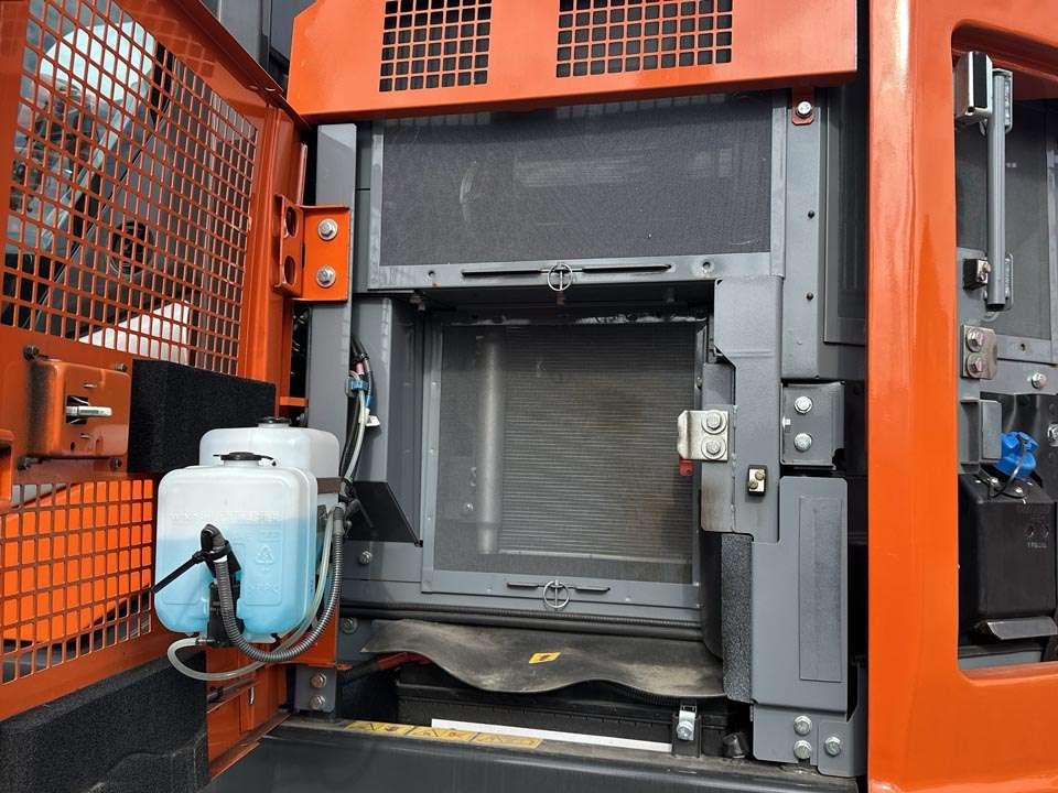 Hitachi ZX225USLC-7 Photo 9