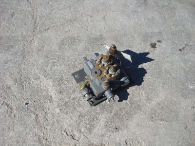 Distributeur hydraulique pour PALA GOMMATA ZW310 en vente par OLM 90 Srl