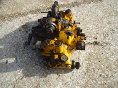 Distributeur hydraulique pour Caterpillar 920 en vente par OLM 90 Srl